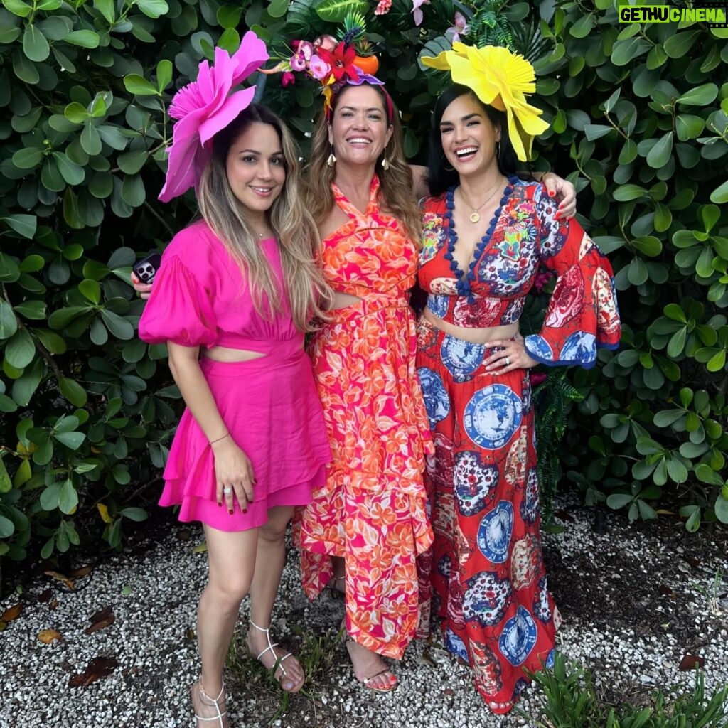 Scarlet Ortiz Instagram - Celebrando la vida con este parar de bellezas @blossomid_  y @tatiamaral_305  que este nuevo año de vida sea maravilloso 🥳🎂🍾 
Vestida por @samiya.boutique