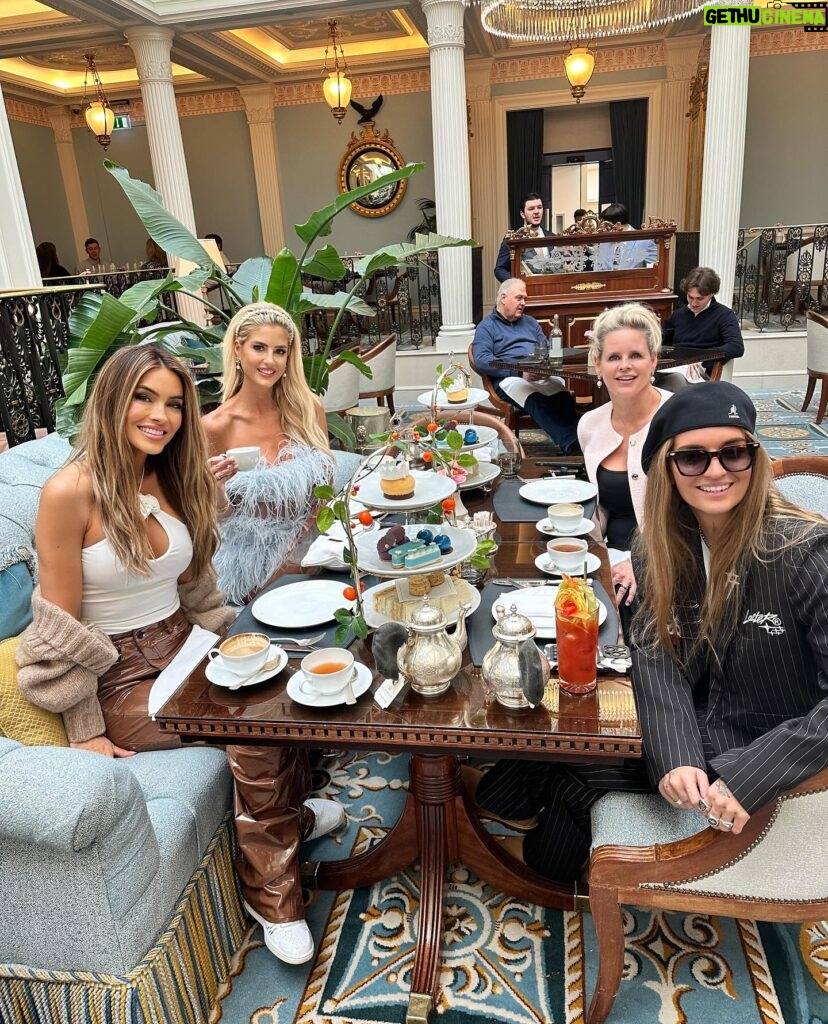 Chrishell Stause Instagram - London crew is here!!! The love I have for this table 🥹
Ticket link is in my bio & story for anyone that wants to see us all live Tuesday night here at the Palladium! Can not wait! 

#London #Londontravels #thepalladium #palladium #squad