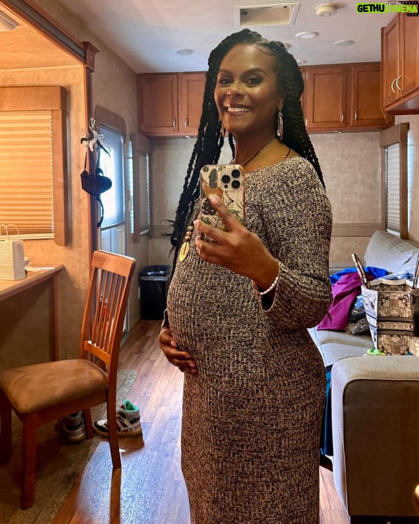 Tabitha Brown Instagram - New character loading…… I can’t wait to share this film with yall! Living my dreams and super grateful! 
🙌🏾OOHHH GOD I THANK YOU🙌🏾 
Yall know the shop is closed so this the only way yall gonna see me pregnant😂
#tabithabrown #actress #film #movies 
Hair @hairbyhim 
Makeup @_cincodemaya