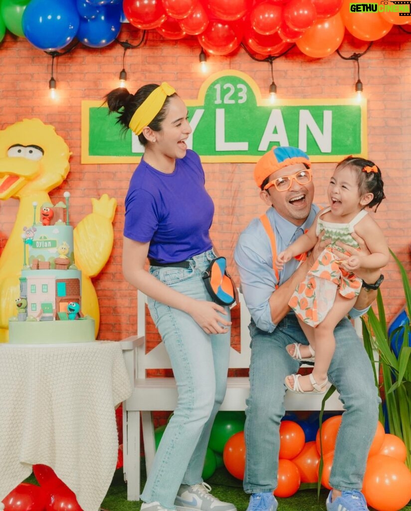 Jennylyn Mercado Instagram - Two years ago, you made us the happiest parents in the world.🥰 Happy 2nd birthday our little princess!😘🤍🎂 
Love, Mama Meekah and Papa Blippi. 
 
Photo: @niceprintphoto 
Studio: @conceptspacemnl 
Set Designer: @partycuratorsph 
Cake: @audreyspastries 
Ninang @charissetinionp 

#dylanjaydeho #mybabylove