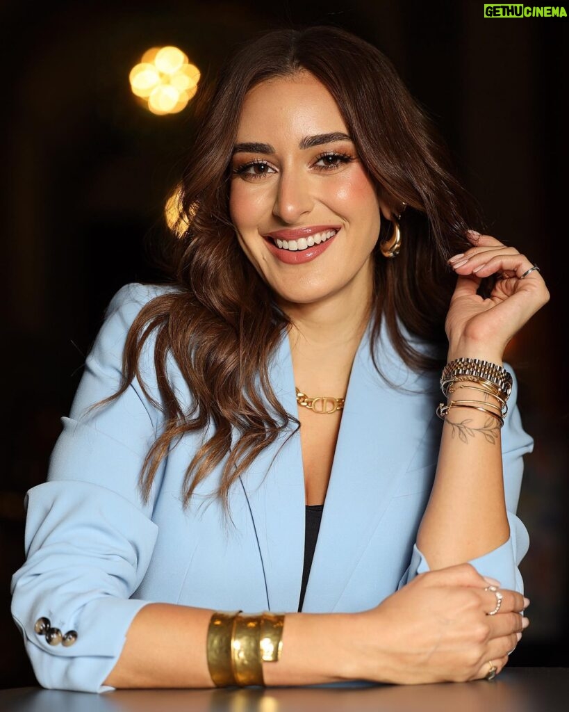 Amina Khalil Instagram - I am SO obsessed with this colour. It’s super fresh ! 
I could never wear it when I was blonde because it didn’t match my hair/skin colour but now that my hair is darker, finally I can do blue! 

Let me know what you think ! 🤍

📸  @soma_photography19