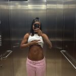 Rebecca Instagram - Enquanto uns falam mal e perdem tempo, eu sigo me cuidando.💪🏾🥵🏋🏾‍♀️
@wilsinhopersonal 
@dramichelefonseca