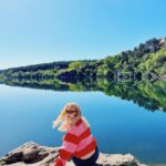Clara Galle Instagram - Un soliloquio es una reflexión interior o en voz alta y a solas. Sí que estoy sola y loca cuando me hablo a mí misma por las mañanas y el cielo viste aún una franja rosa. La planta mira triste y mustia cómo primero echo agua a la cafetera. ¿Cuántas frases tendré aferradas en el estómago porque las mariposas no las quieren soltar? 
Viajo en tren porque ahí pienso más. Tomar el tren es como colocar el marca páginas al tiempo, cerrar la tapa y dejar descansar la vida ahí, hasta llegar a mi estación y retomar el libro.
¿Qué pasaría si en los ríos hubiera olas? A veces me gustaría convertir las frases estridentes que hacen algunas personas en el sonido del agua entre las rocas. 
Mi espejo es un lago y ahí es donde veo mis peces y mis algas. 
¿Las rocas se ponen de acuerdo para formar huecos perfectos por donde vislumbrar el cielo? 
“Ojalá poder fijar cada momento con un esfuerzo supremo. “
- C✨