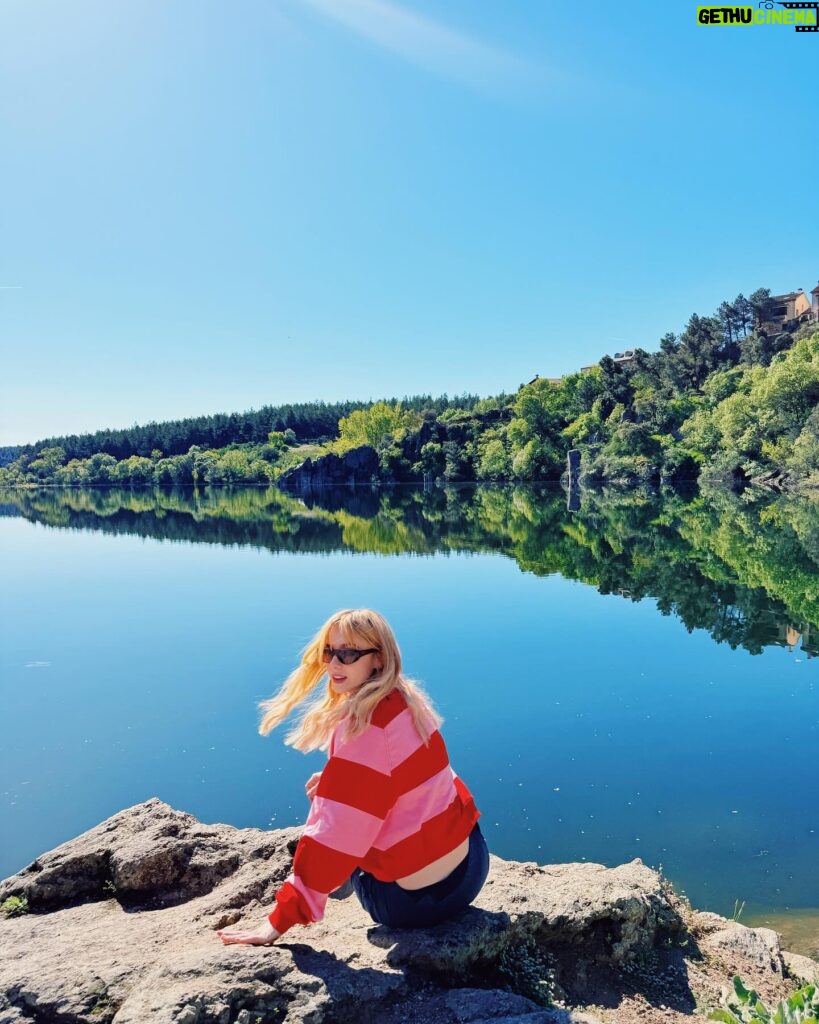 Clara Galle Instagram - Un soliloquio es una reflexión interior o en voz alta y a solas. Sí que estoy sola y loca cuando me hablo a mí misma por las mañanas y el cielo viste aún una franja rosa. La planta mira triste y mustia cómo primero echo agua a la cafetera. ¿Cuántas frases tendré aferradas en el estómago porque las mariposas no las quieren soltar? 
Viajo en tren porque ahí pienso más. Tomar el tren es como colocar el marca páginas al tiempo, cerrar la tapa y dejar descansar la vida ahí, hasta llegar a mi estación y retomar el libro.
¿Qué pasaría si en los ríos hubiera olas? A veces me gustaría convertir las frases estridentes que hacen algunas personas en el sonido del agua entre las rocas. 
Mi espejo es un lago y ahí es donde veo mis peces y mis algas. 
¿Las rocas se ponen de acuerdo para formar huecos perfectos por donde vislumbrar el cielo? 
“Ojalá poder fijar cada momento con un esfuerzo supremo. “
- C✨