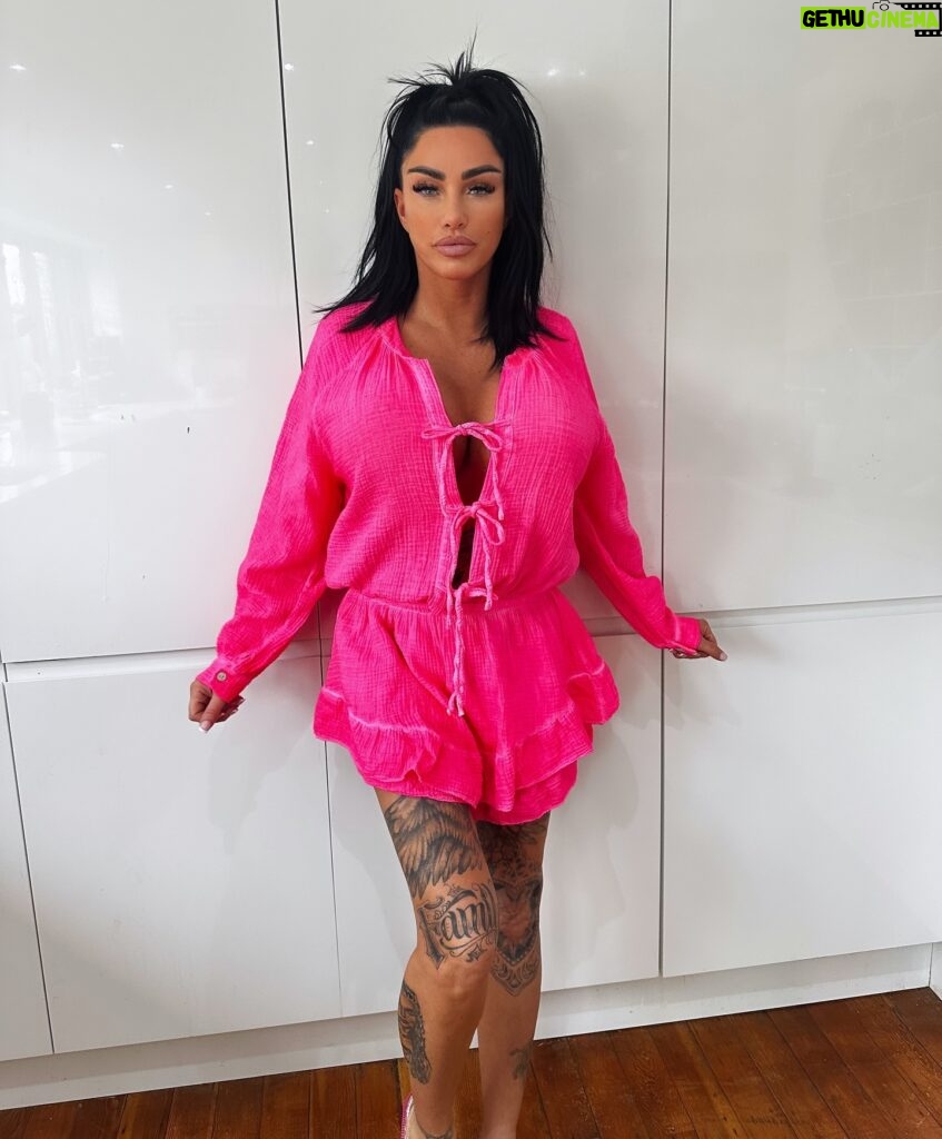 Katie Price Instagram - This colour wow 😍 looking forward to the warm weather this week. My outfit from @jyyldn 💕💕 
ad