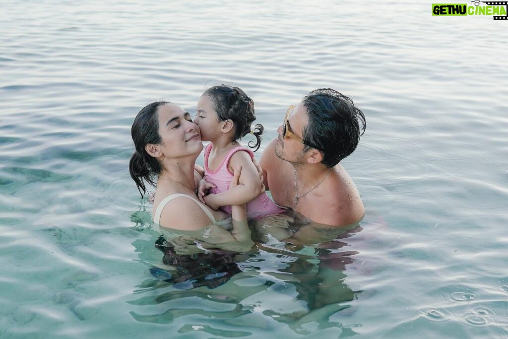 Jennylyn Mercado Instagram - Starting our day with laughter and kisses. Good morning!☀️🐚🥰 #vitaminsea #familytime #dylanjaydeho 

📸: @donniemagbanua
