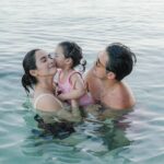 Jennylyn Mercado Instagram - Starting our day with laughter and kisses. Good morning!☀️🐚🥰 #vitaminsea #familytime #dylanjaydeho 

📸: @donniemagbanua