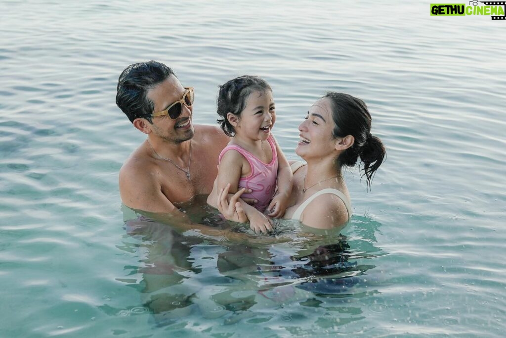 Jennylyn Mercado Instagram - Starting our day with laughter and kisses. Good morning!☀🐚🥰 #vitaminsea #familytime #dylanjaydeho 

📸: @donniemagbanua