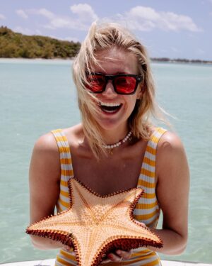 Kelsea Ballerini Instagram - friends are sisters 
music is magic
the ocean is alive
and so am i