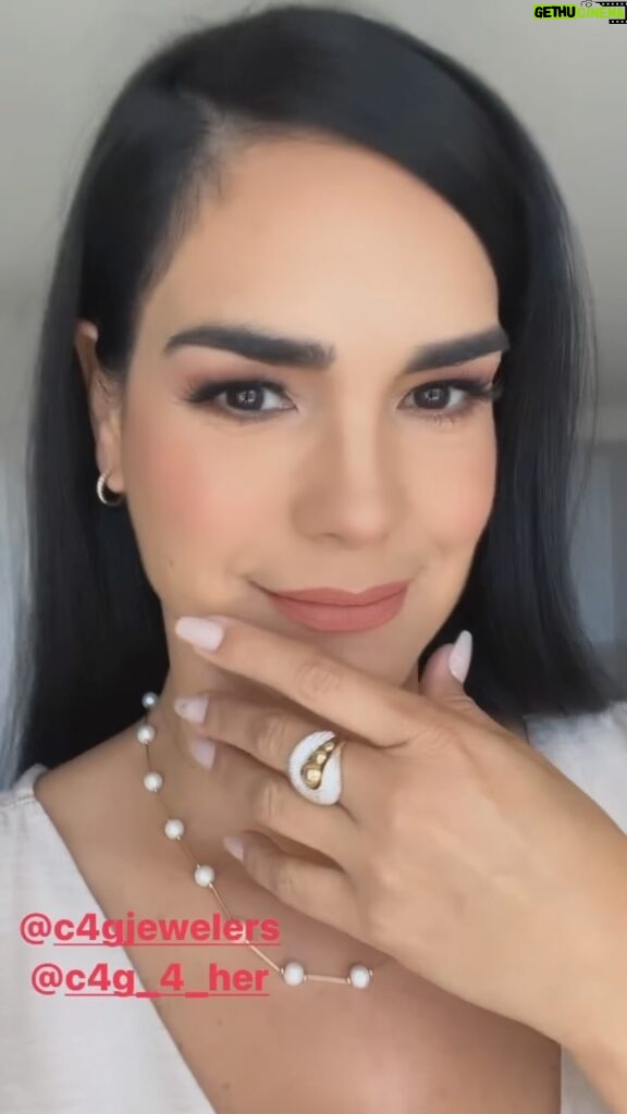 Scarlet Ortiz Instagram - @c4gjewelers 💛 bellezas vas a encontrar en oro amarillo y blanco, 18k,14k,10k, con diamantes y sin diamantes, relojes, dijes, anillos… y lo mejor es que tienen financiamiento! 
Dos locaciones 👉🏻 #Doral #miamilakes 
Especialistas en las famosas #cubanlink 
#oro #oro18k #jewelry #joyeria #c4gjewelers