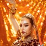 Rhatha Phongam Instagram - มีคนคอทเมนท์มาว่าอยากให้หญิงทำ content Asoka makeup trend จริงๆเห็นคนทำสวยๆเยอะแยะแล้วก็หลังจากกลับมาจากวิ่งมาราธอนที่ลอนดอนก็ติดโควิท  ตอนแรกตั้งใจจะทำพอรู้ว่าเป็นโควิทก็เลยคิดว่า คงไม่ทำละ รอหายป่วยก่อน พอย้อนๆกลับไปดูอัลบั้มรูปก็ไปเจอรูปแม่น้อย แต่งชุดส่าหรี ก็เลยมีความคิดว่า แต่ก่อนเวลาแม่เล่นตลก งานโชว์ตัวแม่ชอบแต่งชุดอินเดียตลอดเลย จริงอิทธิพลความชอบภารตะของแม่น้อยนี่แหละ คือต้นกำเนิดเพลง อีรุงตุงนัง เลยลองชวนแม่มาแต่งชุดนี้อีกครั้ง คุณแม่เห็นคลิปยิ้มน้อย ยิ้มใหญ่อ่านข้อความให้ฟังว่ามีคอมเมนท์ถึงสมัยแม่เล่นเป็น เมตตา ใน มโหสถชาดก ตอนนั้นน้องพิงค์กี้ยัง 6 ขวบเอง ขอบคุณนะคะสำหรับทุกคอมเมนท์ ไม่ค่อยได้ทำ content อะไรเท่าไหร่ช่วงหลังๆมานี้ แต่จะลองกลับมาทำมากขึ้นละ สนุกดี แฮร่ จาจารีจย้าาาาาาาา ❤️😉