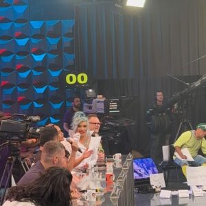 Aline Mineiro Instagram - Um pouquinho do que rolou ontem no @pgmsilviosantos 😅
 um SHOW DE CALOUROS levando alegria e diversão pra todos vocês diante de tempos tão difíceis 🙏🏼 

OBRIGADA DE TODO MEU CORAÇÃO POR TANTO CARINHO e por ser sempre tão bem recebida @sbt ❤️

Quem aí assistiu? 🥹🙌🏼

Produção @_anystore 
Make @correiamakeup