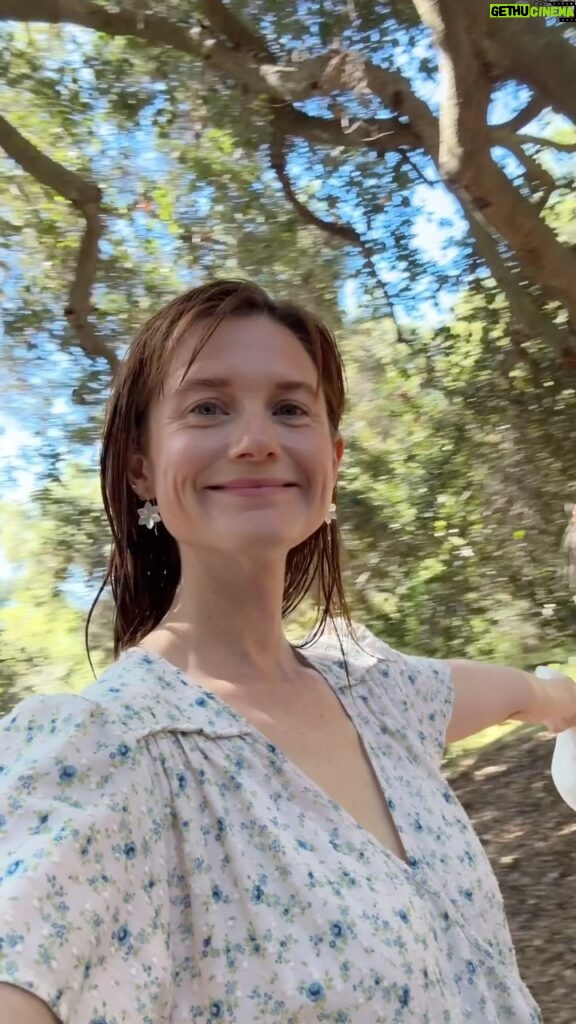 Bonnie Wright Instagram - Back home under the California cost live oaks 🤎