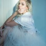 Monica Iozzi Instagram - Reverenciando a rainha! Quase não me reconheço neste ensaio, mas é um dos meus favoritos. STRiKE A POSE! Viva Madonna, sempre! 💋

Style e fotos: @viniciusmochizuki 
Beleza: @walterlobato_ 
Assessoria de imprensa: @stampa_comunicacao 

#madonna #madonnanorio
