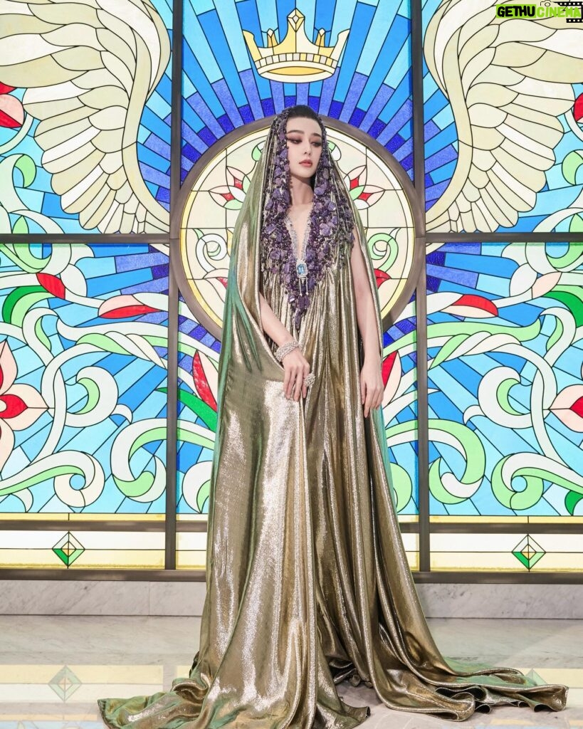 Fan Bingbing Instagram - Dubai calling! Can you feel the energy of this incredible city? 

Dress: @stephanerolland_paris 2023 Spring Summer Haute Couture; coordinated by @wishgui3 
High Jewels: @dhamani1969 
HMU: @_christopherbu_ @huyiyin8 
Photography: @mengqiangfan 
PR & Management: @jerseychong @amanetuerdi_ 
Special thanks to @theemigala @royalseaentertainment @slsdubai