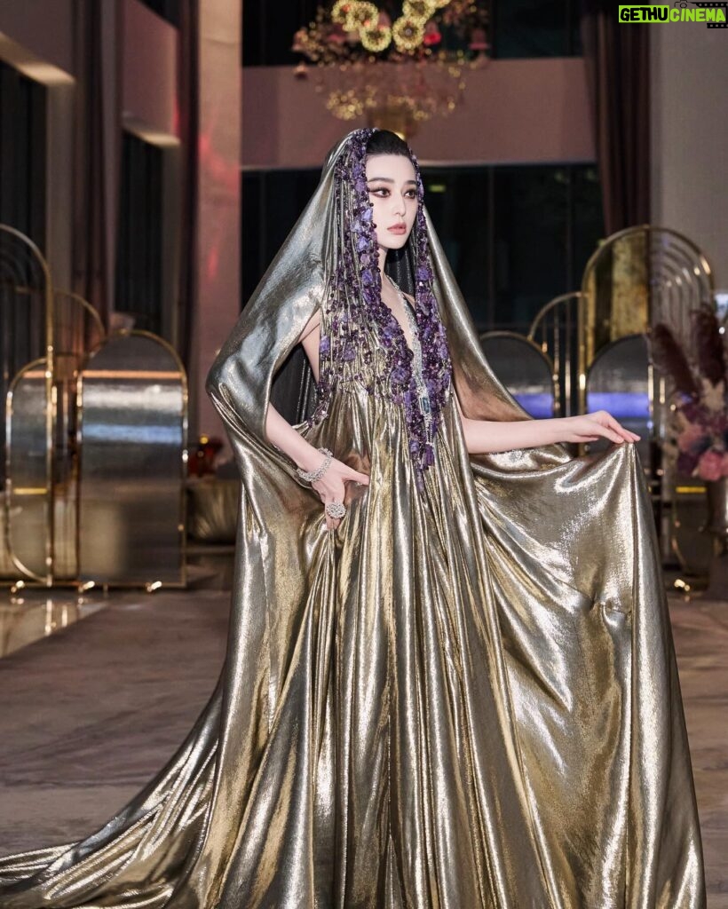 Fan Bingbing Instagram - Dubai calling! Can you feel the energy of this incredible city? 

Dress: @stephanerolland_paris 2023 Spring Summer Haute Couture; coordinated by @wishgui3 
High Jewels: @dhamani1969 
HMU: @_christopherbu_ @huyiyin8 
Photography: @mengqiangfan 
PR & Management: @jerseychong @amanetuerdi_ 
Special thanks to @theemigala @royalseaentertainment @slsdubai