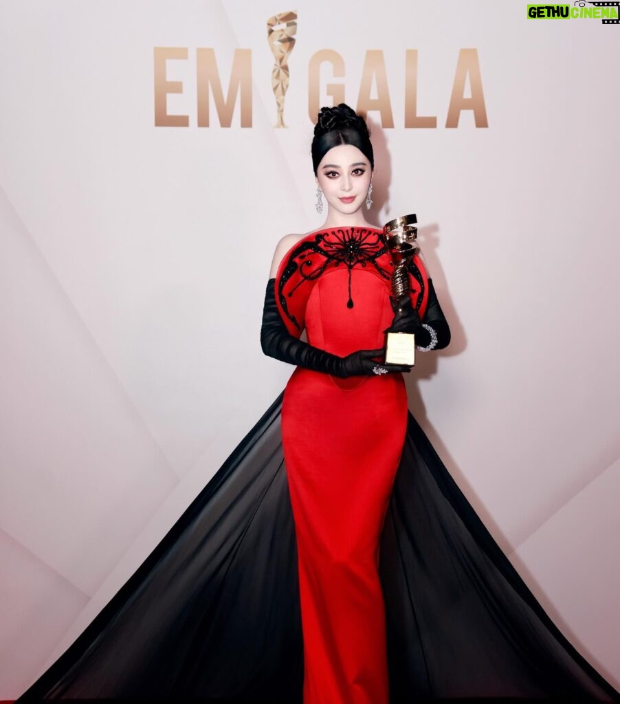 Fan Bingbing Instagram - As-salamu alaykum! 

Grateful to be named the EMIGALA 2024 Fashion Icon of the Year 🌟

Dress: @andreabrocca Alta Moda 2024 Spring Summer; coordinated by @wishgui3 
High Jewels: @dhamani1969 
HMU: @_christopherbu_ @huyiyin8 
Photography: @mengqiangfan 
PR & Management: @jerseychong @amanetuerdi_ 
Special thanks to @theemigala @royalseaentertainment @slsdubai