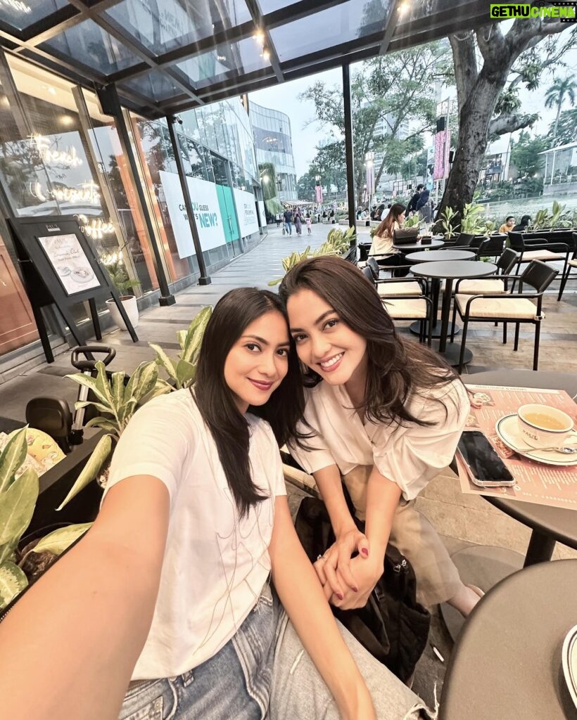 Ririn Ekawati Instagram - Quality time ❤️
senang sekali ketemuan, cerita banyak. 
dari kangen Mamah sampai seru ngomongin drakor #QOT hahaha kita kepikiran rumah tangganya Hyunwoo n Haein. susah move on nih 😆