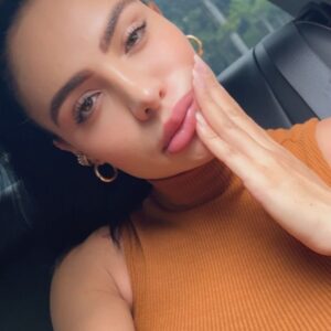Aline Mineiro Instagram - Dessa semana aí… 🍀 🔛
Como foi a semana de vocês? 
Que tenhamos força e fé  pra continuarmos firmes e fortes 🙏🏼