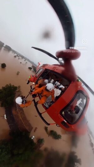 Aline Mineiro Instagram - TRISTE, ATERRORIZANTE E DEVASTADOR! 😭
Um verdadeiro cenário de guerra. 
Que Deus nos proteja e tenha misericórdia de nós 😢

O RS IMPLORA POR SOCORRO 🙏🏼 Cenas fortes e reais!
VAMOS TODOS NOS UNIR E AJUDAR ESSAS PESSOAS que estão passando por esse momento terrível, vocês podem ajudar doando, compartilhando, sendo voluntario e orando por essas famílias 🙌🏼

ATENÇÃO 🚨
Procure uma fonte segura para fazer doações, infelizmente muitas pessoas de má conduta se aproveitam desse momento para tirar vantagens… vou deixar aqui em um destaque alguns lugares que eu confio como indicação para quem quiser ajudar 🙏🏼❤️