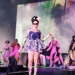 Mon Laferte Instagram - Terminamos el Tour por Latinoamérica y mi corazón no puede más de agradecimiento, en que momento pasó esto? Anoche en Nicaragua  mientras veía a las personas cantar pensé en lo bella que es la vida, con sus contrastes, a veces en la luz y otras en la oscuridad, pero vale la pena vivirla para atesorar momentos como el de anoche, gracias infinitas 
Gracias Guatemala, Nicaragua! 
Nos vamos ahora a USA 
Mañana celebramos mi cumpleaños en Chicago!!