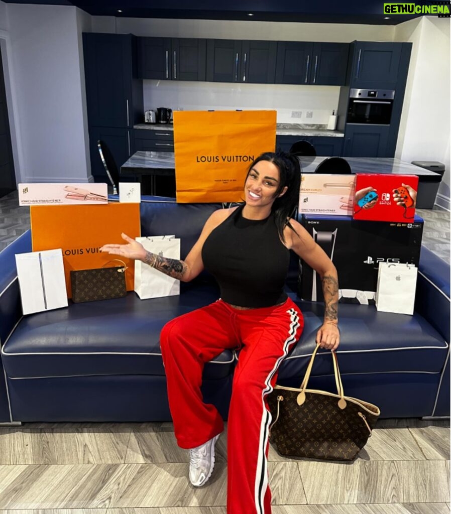 Katie Price Instagram - 🤩GIVEAWAY TIME🤩

I’ve  teamed up with @Celebritylink to give away everything in this picture… Louis Vuitton Bag, iPad, GL Hair Straightners, Nintendo Switch & Airpods to 1 lucky winner!!
.
TO ENTER 👇🏽
.
1️⃣ FOLLOW @CelebrityLink   EVERYONE they follow (takes less than 20 seconds) 👀
.
2️⃣COMMENT ‘DONE’ on this post!
.
1 lucky entrant will be announced via a LIVE drawn on the @CelebrityLink account on May 16th, 2024. GOOD LUCK ❤️
.
NO PURCHASE NECESSARY. Void where prohibited by law. Gifts included are not sponsored, endorsed or administered by, or associated with, Louis Vuitton, Instagram, Nintendo or Apple. Subject to full Official Rules available at the link in @CelebrityLink bio