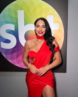 Aline Mineiro Instagram - #tbt🔙📸 Desse domingo maravilhoso no SHOW DE CALOUROS 📺✨ Obrigada @pgmsilviosantos tudo sempre muito incrível! 🙌🏼

Vestido @_anystore 
Beleza @correiamakeup