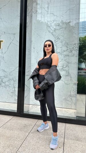 Aline Mineiro Instagram - A Flow Collection da @dlkmodas é o resumo literal de perfeição!!!
Recortes vazados, assimetria, tecido com muito brilho .... Um sonho, né? É minha nova queridinha até a DLK lançar outra coleção! hahaha

Com modelagens inovadoras e versáteis, tranquilamente você pode usá-la como look outfit! Estou apaixonadaaaa!