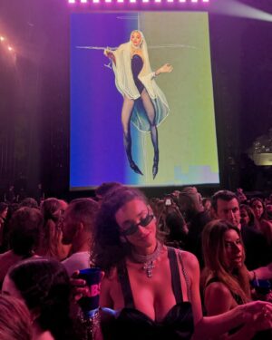 Débora Nascimento Instagram - Fui com @absolutbrasil ver de perto a maior artista do mundo da música. Emblemática RAINHA! Essa noite ficará para história e pra sempre na memória.

Beba com moderação 🔞

#BornToMix #AbsolutVodka 
publicidade