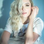 Monica Iozzi Instagram - Reverenciando a rainha! Quase não me reconheço neste ensaio, mas é um dos meus favoritos. STRiKE A POSE! Viva Madonna, sempre! 💋

Style e fotos: @viniciusmochizuki 
Beleza: @walterlobato_ 
Assessoria de imprensa: @stampa_comunicacao 

#madonna #madonnanorio