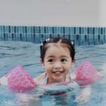 Jennylyn Mercado Instagram - Good job my little mermaid 🧜🏻‍♀️🥰👧🏻

Have you watched our newest Youtube vlog yet? Kung hindi pa mga bessies, watch niyo na! Link in bio and IG stories. 🤍 #dylanjaydeho #littlemermaid #mywaterbaby