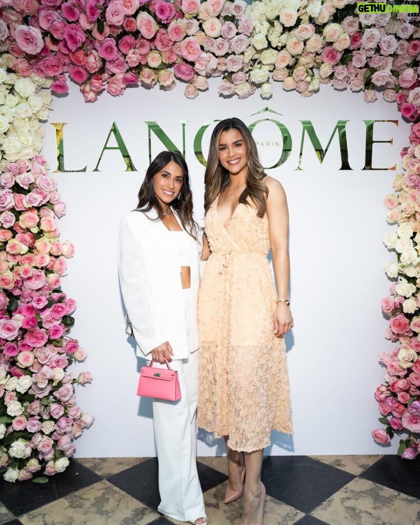 Clarissa Molina Instagram - Entre mujeres que inspiran. 💖 Anoche tuve el privilegio de compartir con Antonela Roccuzzo entre otras mujeres espectaculares en una cena exclusiva organizada por Lancôme. 

Gracias antonelaroccuzzo y Lancôme por esta velada tan hermosa. 🥰💖