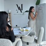 Mina Al Sheikhly Instagram - اسبوع جميل و كلش متحمسة تشوفون جلسة التصوير الي سويناها اني و كارينو 🤍

شلون جان اسبوعكم ؟؟ 

#myhappymoments #minasjourney