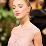 Phoebe Dynevor Instagram - Thank you to the Queen @charlottetilbury for the rosy glow and for being the best date 🫶