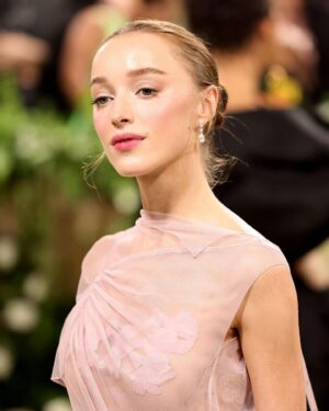 Phoebe Dynevor Instagram - Thank you to the Queen @charlottetilbury for the rosy glow and for being the best date 🫶