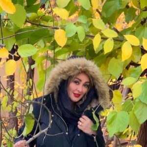 Elham Hamidi Instagram - پاییز را دوست دارم… ﭘﺎﯾﯿﺰ، ﺯﻣﺴﺘﺎﻧﯽ ﺍﺳﺖ؛ ﮐﻪ ﺗﺐ ﮐﺮﺩﻩ! ﺗﺎﺑﺴﺘﺎﻧﯽ ﺍﺳﺖ؛ ﮐﻪ ﻟﺮﺯ ﮐﺮﺩﻩ! ﺑﻐﻀﯽ ﺍﺳﺖ؛ ﮐﻪ ﺭﺳﻮﺏ ﮐﺮﺩﻩ! ﺣﺮﻓﯽ ﺍﺳﺖ؛ ﮐﻪ ﺳﮑﻮﺕ ﮐﺮﺩﻩ ! ﻣﻦ، ﺳﮑﻮﺕ ﺭﺳﻮﺏ ﮐﺮﺩﻩ ﺩﺭ ﺗﺐ ﻭ ﻟﺮﺯ ﭘﺎﯾﯿﺰ ﺭﺍ ﻣﯿﭙﺮﺳﺘﻢ! ﭘﺎﯾﯿﺰ، ﻋﺮﻭﺱ ﺗﻤﺎﻡ ﻓﺼﻞ ﻫﺎﯼ ﻣﻦ ﺍﺳﺖ . ﯾﺎﺩﻡ ﺑﺎﺷﺪ؛ ﭘﺎﯾﯿﺰ ﮐﻪ ﺭﺳﯿﺪ؛ ﻟﻪ ﻧﮑﻨﻢ؛ ﺑﺮﮔﻬﺎﯾﯽ ﺭﺍ ﮐﻪ ﺭﻭﺯﯼ ﻫﺰﺍﺭﺍﻥ ﺑﺎﺭ ﻧﻔﺲ ﺍﺭﺯﺍﻧﯽ ﺍﻡ ﻣﯽ ﻛﺮﺩﻧﺪ …!!!
#پاییز
#الهام حمیدی