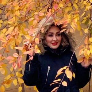 Elham Hamidi Instagram - پاییز را دوست دارم… ﭘﺎﯾﯿﺰ، ﺯﻣﺴﺘﺎﻧﯽ ﺍﺳﺖ؛ ﮐﻪ ﺗﺐ ﮐﺮﺩﻩ! ﺗﺎﺑﺴﺘﺎﻧﯽ ﺍﺳﺖ؛ ﮐﻪ ﻟﺮﺯ ﮐﺮﺩﻩ! ﺑﻐﻀﯽ ﺍﺳﺖ؛ ﮐﻪ ﺭﺳﻮﺏ ﮐﺮﺩﻩ! ﺣﺮﻓﯽ ﺍﺳﺖ؛ ﮐﻪ ﺳﮑﻮﺕ ﮐﺮﺩﻩ ! ﻣﻦ، ﺳﮑﻮﺕ ﺭﺳﻮﺏ ﮐﺮﺩﻩ ﺩﺭ ﺗﺐ ﻭ ﻟﺮﺯ ﭘﺎﯾﯿﺰ ﺭﺍ ﻣﯿﭙﺮﺳﺘﻢ! ﭘﺎﯾﯿﺰ، ﻋﺮﻭﺱ ﺗﻤﺎﻡ ﻓﺼﻞ ﻫﺎﯼ ﻣﻦ ﺍﺳﺖ . ﯾﺎﺩﻡ ﺑﺎﺷﺪ؛ ﭘﺎﯾﯿﺰ ﮐﻪ ﺭﺳﯿﺪ؛ ﻟﻪ ﻧﮑﻨﻢ؛ ﺑﺮﮔﻬﺎﯾﯽ ﺭﺍ ﮐﻪ ﺭﻭﺯﯼ ﻫﺰﺍﺭﺍﻥ ﺑﺎﺭ ﻧﻔﺲ ﺍﺭﺯﺍﻧﯽ ﺍﻡ ﻣﯽ ﻛﺮﺩﻧﺪ …!!!
#پاییز
#الهام حمیدی