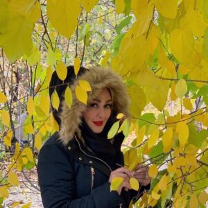 Elham Hamidi Instagram - پاییز را دوست دارم… ﭘﺎﯾﯿﺰ، ﺯﻣﺴﺘﺎﻧﯽ ﺍﺳﺖ؛ ﮐﻪ ﺗﺐ ﮐﺮﺩﻩ! ﺗﺎﺑﺴﺘﺎﻧﯽ ﺍﺳﺖ؛ ﮐﻪ ﻟﺮﺯ ﮐﺮﺩﻩ! ﺑﻐﻀﯽ ﺍﺳﺖ؛ ﮐﻪ ﺭﺳﻮﺏ ﮐﺮﺩﻩ! ﺣﺮﻓﯽ ﺍﺳﺖ؛ ﮐﻪ ﺳﮑﻮﺕ ﮐﺮﺩﻩ ! ﻣﻦ، ﺳﮑﻮﺕ ﺭﺳﻮﺏ ﮐﺮﺩﻩ ﺩﺭ ﺗﺐ ﻭ ﻟﺮﺯ ﭘﺎﯾﯿﺰ ﺭﺍ ﻣﯿﭙﺮﺳﺘﻢ! ﭘﺎﯾﯿﺰ، ﻋﺮﻭﺱ ﺗﻤﺎﻡ ﻓﺼﻞ ﻫﺎﯼ ﻣﻦ ﺍﺳﺖ . ﯾﺎﺩﻡ ﺑﺎﺷﺪ؛ ﭘﺎﯾﯿﺰ ﮐﻪ ﺭﺳﯿﺪ؛ ﻟﻪ ﻧﮑﻨﻢ؛ ﺑﺮﮔﻬﺎﯾﯽ ﺭﺍ ﮐﻪ ﺭﻭﺯﯼ ﻫﺰﺍﺭﺍﻥ ﺑﺎﺭ ﻧﻔﺲ ﺍﺭﺯﺍﻧﯽ ﺍﻡ ﻣﯽ ﻛﺮﺩﻧﺪ …!!!
#پاییز
#الهام حمیدی