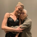 Burcu Biricik Instagram - Güç dediğin şey öyle çok atla deve değil hepimizin içinde olan ama ara ara unuttuğumuz aslında bir o kadar basit bir şey. Güç demek gülmek demek, kimsenin değil kendine verdiğin değer demek aklına kalbine güvenip yürümek üretmek demek. 
Bir başkasının yoluna taş koymak değil kucak açmak demek. 
Seninle öyle ya da böyle aynı sahneye çıkabildiğim için çok gururluyum #MeralÇetinkaya kalbin yeteneğin müthiş enerjin hepimize ışık olsun örnek olsun🧚‍♀️🙏 Can kadınlar günümüz kutlu olsunnnnn ❤️@geleceginguclukadinlari_ 💥