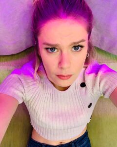 Burcu Biricik Instagram - Renkli bi yaşam tarzım var karavanda evet 🤔