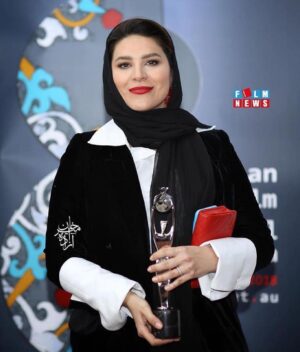 Sahar Dolatshahi Instagram - .
جلب کردن نظر هیئت داوران مراسم دیشب خیلی برام موجبات خوشی بود.  ممنونم ازتون هیئت محترم داوران : رویا جان تیموریان. امیر پوریای عزیز و باران کوثری جان جان. تشکر بعدی از آقای آرمین میلادی که خیلی برای برقرار بودن این مراسم زحمت کشیدن. و همینطور سفیر هنر دوست استرالیا برای میزبانی مراسم دیشب.  @amiiirpouriiia  @royateymourian @barankosari.new  @armin_miladi  جایزه  این بخش یعنی بازیگری زن رو سارا بهرامی عزیزم دریافت کرد و در واقع من جایزه ویژه هیئت داوران رو دریافت کردم (special mention)  تبریک به سارا بهرامی @sarabahramiii عزیز  مرررسی از همراهی مامان و بابای عزیزم  و تشکر و خسته نباشید به همه همکاران عکاس و خبرنگار  Stylist: @nazaninsafaofficial