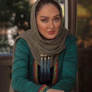 Elham Hamidi Instagram - ازت خبري نيست!هنوز بچه دار نشدي؟
از فلاني خبر نداري؟شنيده ام از همسرش جدا شده!
واي از اين همه سرك كشيدن در زندگي ديگران...
همه ما عيب و ايراد داريم،همه ما در زندگيمان رازهايي داريم كه نمي خواهيم كسي از آن سر در بياورد.
اما نمي دانم چرا بعضي ها اصرار دارند در زندگي ديگران كنجكاوي كنند
حالا همینها چنان دو دستي زندگيشان را چسبيده اند 
كه هيچكس نميفهمد در زندگيشان چه مي گذرد.
خلاصه اينكه ما براي خودمان زندگي مي كنيم 
نه براي حرف مردم،مگر چقدر ديگر زنده هستيم كه هر لحظه نگران حرف مردم باشيم،آنها در مورد همه چيز حرف مي زنند از چي پوشيدن بگير تا چه رفتاري كردن.

پيشنهاد ما : براي ٤٠ روز، براي خودمان زندگي كنيم، كسي را قضاوت نكنيم، از كسي سوال هاي شخصي نپرسيم،به ما چه كه مردم چه مي پوشند يا چه مي كنند، آن وقت ببينيد چقدر انرژي مثبت وارد زندگيتان مي شود. "ما بايد بتوانيم در مقابل فشار هاي رواني اجتماع جا خالي بدهيم تا در آرامش زندگي كنيم.
Makeupartist:@maryamrahnama_makeupartist
Photography:@fatemerahmaniphotography