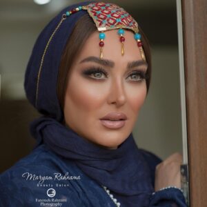 Elham Hamidi Instagram - زندگی می کنم برای رویاهایی که منتظرند به دست من واقعی شوند ، من فرصتی برای بودن دارم پس ساکت نمی نشینم ..
می گذارم همه بدانند که من با تمام توانایی ها و کاستی ها ، شاهکار زندگی خود هستم ...
کافیست لحظات گذشته را رها کنم 
و برای ثانیه های آینده زندگی کنم ... چون رویاهایم آنجاست و من فقط ، یک بار فرصت زندگی کردن را دارم
هرگز هرگز هرگز در برابر کنایه ها کم نمی آورم و به زندگی ثابت میکنم اگر او سخت است من از او سخت ترم
#الهام_حمیدی