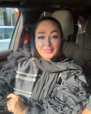 Elham Hamidi Instagram - سلام دوستای عزیزم
روز گرم تابستونیتون بخیر
امیدوارم آخر هفته پر از آرامش و شادی داشته باشید 🌹
.
.
.
.
.#الهام_حمیدی #هنرمند #تابستان #آخر_هفته