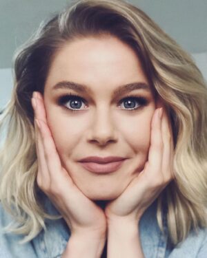 Burcu Biricik Instagram - Yanakco 👻 
Make up: @gulumerzincan 
Hair: @huseyinacikgoz 🎈💜