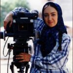 Niki Karimi Instagram - سلام  دوستان و عزيزان ، عكس ها چقدر خاطره با خودشون دارن ، درست يادمه همين روزهاي خرداد ماه بود كه فيلم " نيمه پنهان " رو فيلمبرداري مي كرديم . اين عكس رو خانم بيات عزيز از بازيگوشي هاي من در پشت صحنه گرفتند 
اخر  هفته همگي خوش
🙏❤️