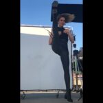 Burcu Biricik Instagram - Çocukken izlediğin aksiyon filmlerinden akılda kalan uçan tekme 🤣👻 #terlemektenkorkma 
@emotionturkiye 🌸☀️🎈