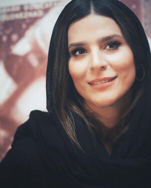 Sahar Dolatshahi Instagram - اکران فیلم “رضا” موزه سینما با ستاره جانم👭