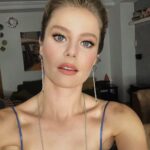Burcu Biricik Instagram - İnstagramda gif’im varmış çoook mutlu oldummmm 😬🥳 tişikkirler @emotionturkiye 💙 
Makyaj: @gulumerzincan 
Saç: @huseyinacikgoz 
Styling: @serenaynay / @roomtr 
@aslifilinta 🌺
@meltemozbek 🌼
@lunamerdin