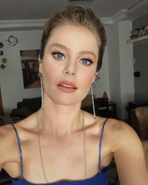 Burcu Biricik Instagram - İnstagramda gif’im varmış çoook mutlu oldummmm 😬🥳 tişikkirler @emotionturkiye 💙 
Makyaj: @gulumerzincan 
Saç: @huseyinacikgoz 
Styling: @serenaynay / @roomtr 
@aslifilinta 🌺
@meltemozbek 🌼
@lunamerdin